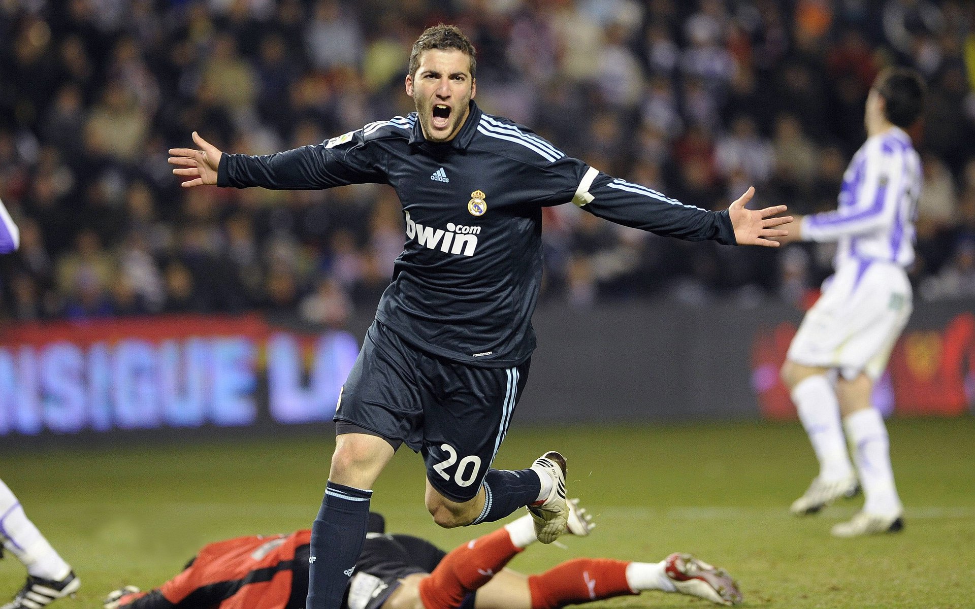 哈兰德在禁区内的跑位与射门选择被广泛学习模仿,哈兰德太强